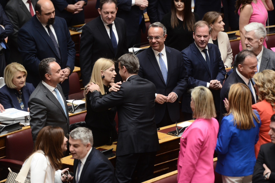 Selfies, χαμόγελα και νέα πρόσωπα στην ορκωμοσία των «βουλευτών της μίας μέρας» 