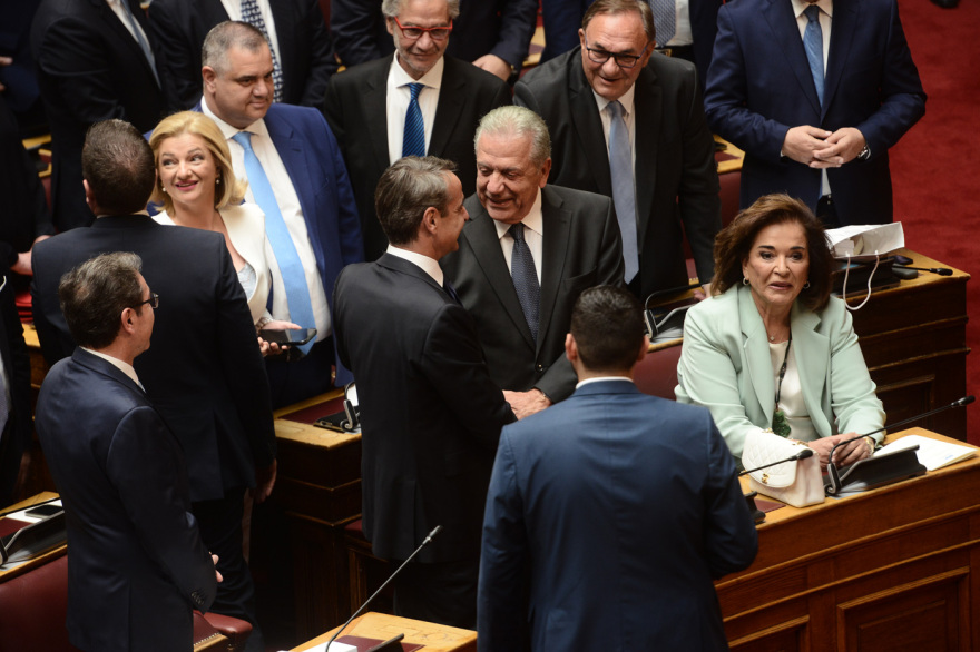 Selfies, χαμόγελα και νέα πρόσωπα στην ορκωμοσία των «βουλευτών της μίας μέρας» 