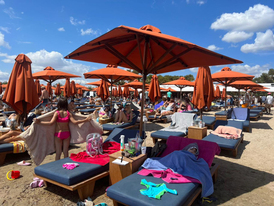 Ξεχύθηκαν στις παραλίες της Αττικής οι Αθηναίοι – Δείτε βίντεο και φωτογραφίες