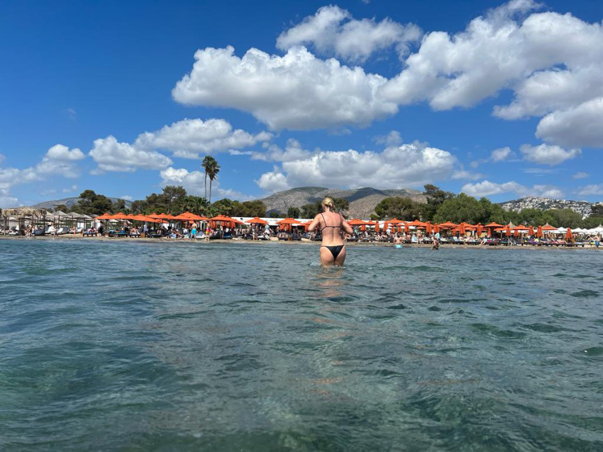 Ξεχύθηκαν στις παραλίες της Αττικής οι Αθηναίοι – Δείτε βίντεο και φωτογραφίες