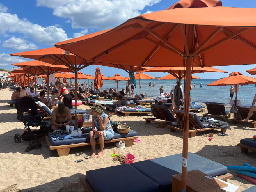 Ξεχύθηκαν στις παραλίες της Αττικής οι Αθηναίοι – Δείτε βίντεο και φωτογραφίες