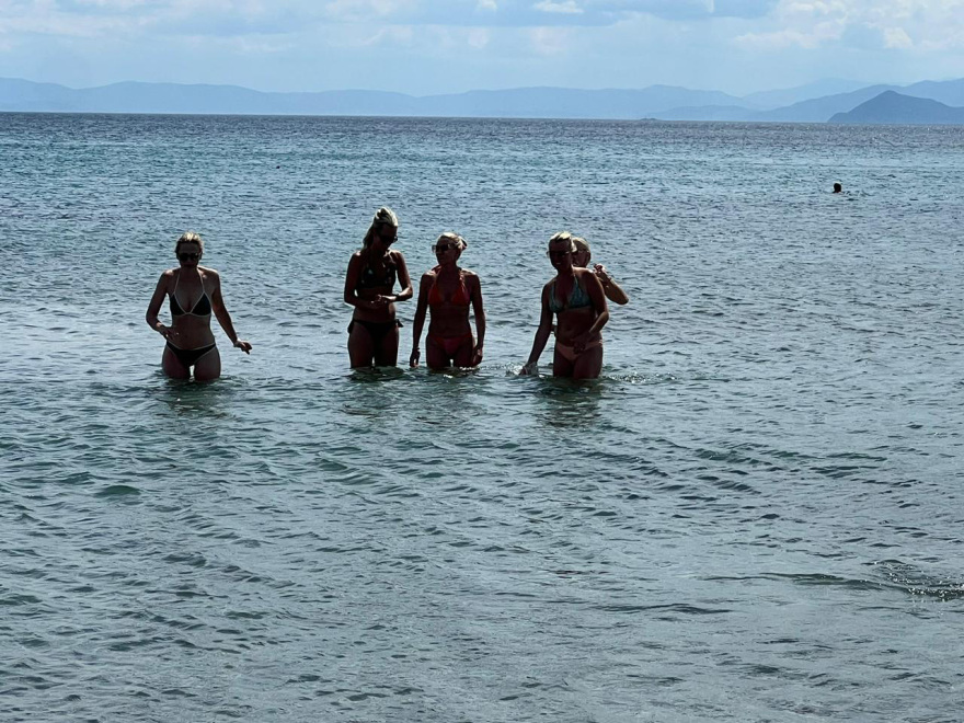 Ξεχύθηκαν στις παραλίες της Αττικής οι Αθηναίοι – Δείτε βίντεο και φωτογραφίες