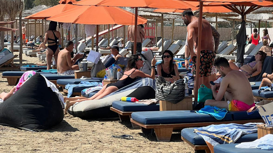Ξεχύθηκαν στις παραλίες της Αττικής οι Αθηναίοι – Δείτε βίντεο και φωτογραφίες