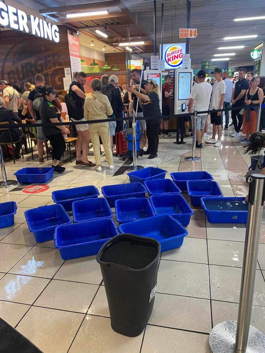 Ρόδος: Πλημμύρισε το αεροδρόμιο - Τριτοκοσμικές εικόνες, μαζεύουν τα νερά με κουβάδες (βίντεο)