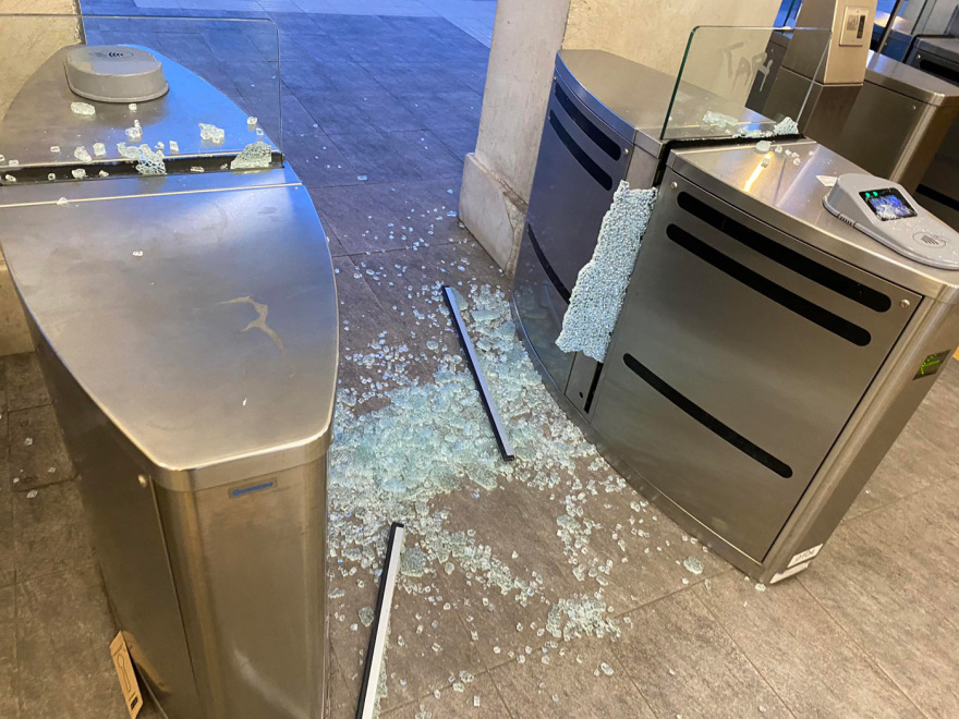 Θησείο: Επίθεση κουκουλοφόρων στο σταθμό του ΗΣΑΠ - Έσπασαν ακυρωτικά μηχανήματα, πέταξαν μπογιές