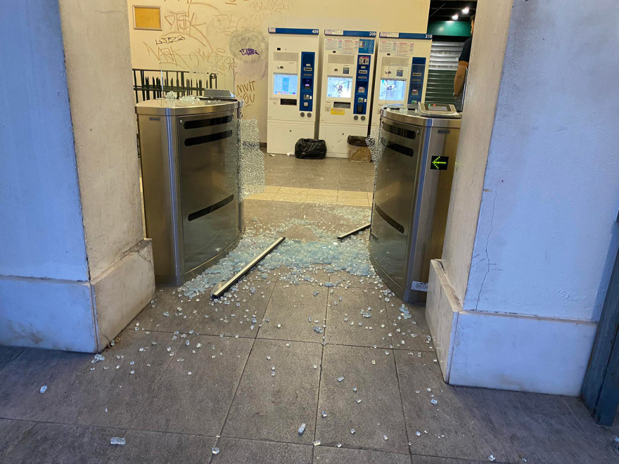 Θησείο: Επίθεση κουκουλοφόρων στο σταθμό του ΗΣΑΠ - Έσπασαν ακυρωτικά μηχανήματα, πέταξαν μπογιές