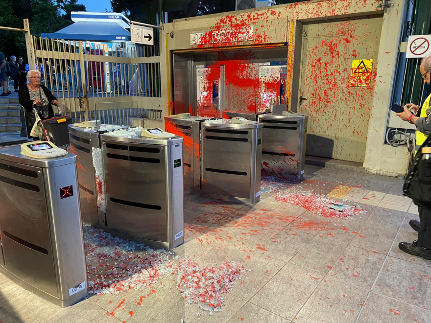 Θησείο: Επίθεση κουκουλοφόρων στο σταθμό του ΗΣΑΠ - Έσπασαν ακυρωτικά μηχανήματα, πέταξαν μπογιές