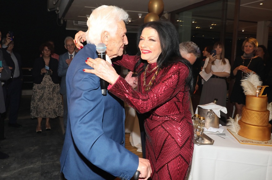 Ζωζώ Σαπουντζάκη: Δείτε φωτογραφίες από το πάρτι για τα 90α γενέθλιά της