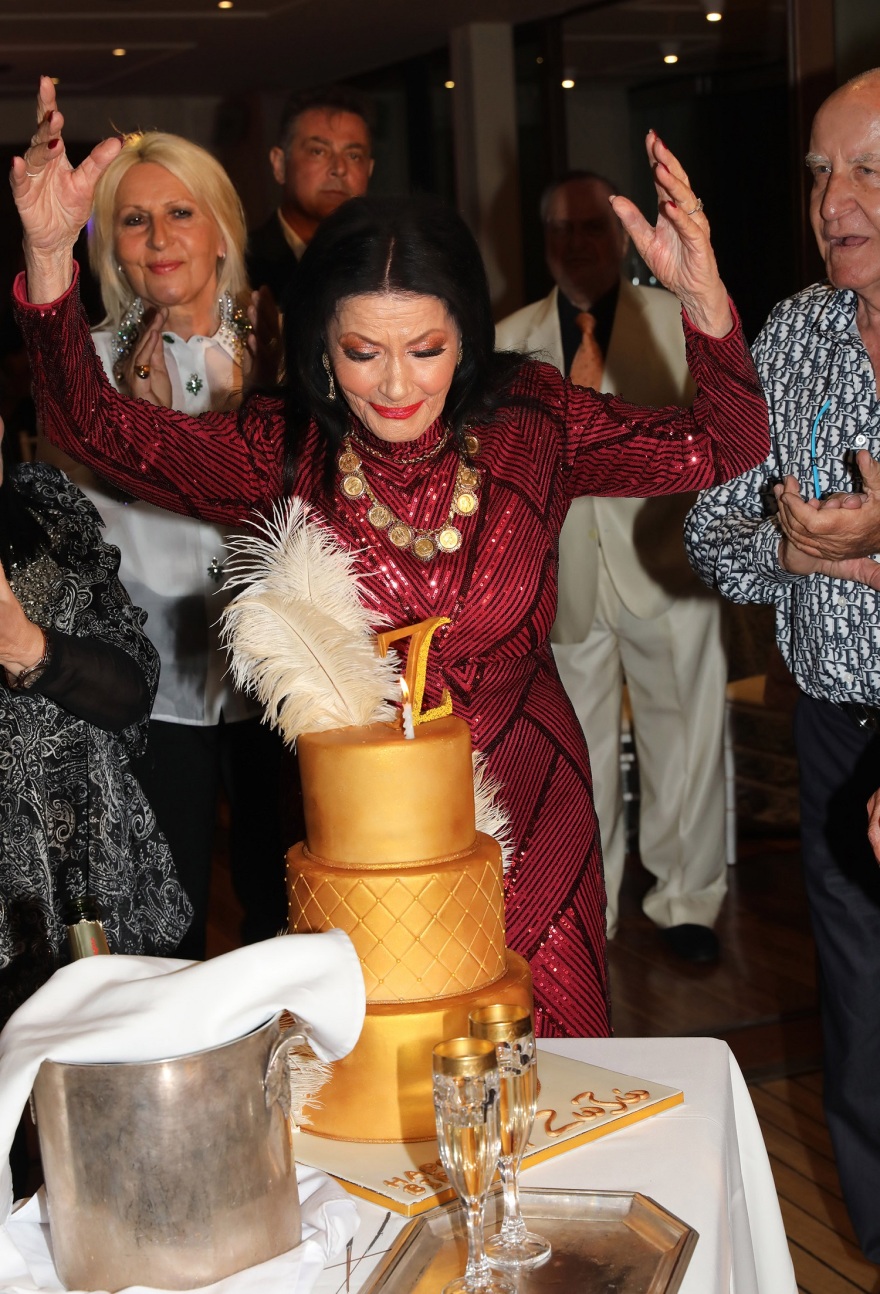 Ζωζώ Σαπουντζάκη: Δείτε φωτογραφίες από το πάρτι για τα 90α γενέθλιά της