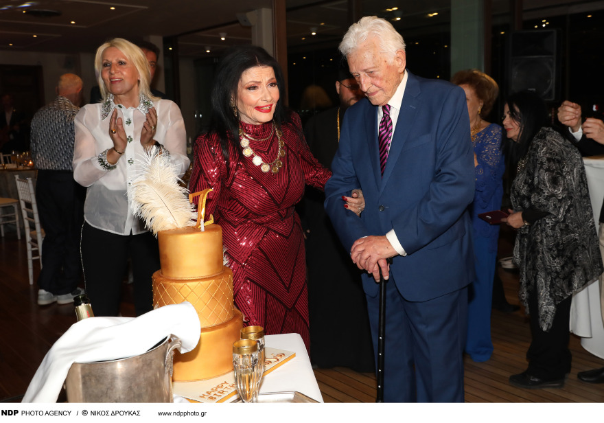 Ζωζώ Σαπουντζάκη: Δείτε φωτογραφίες από το πάρτι για τα 90α γενέθλιά της