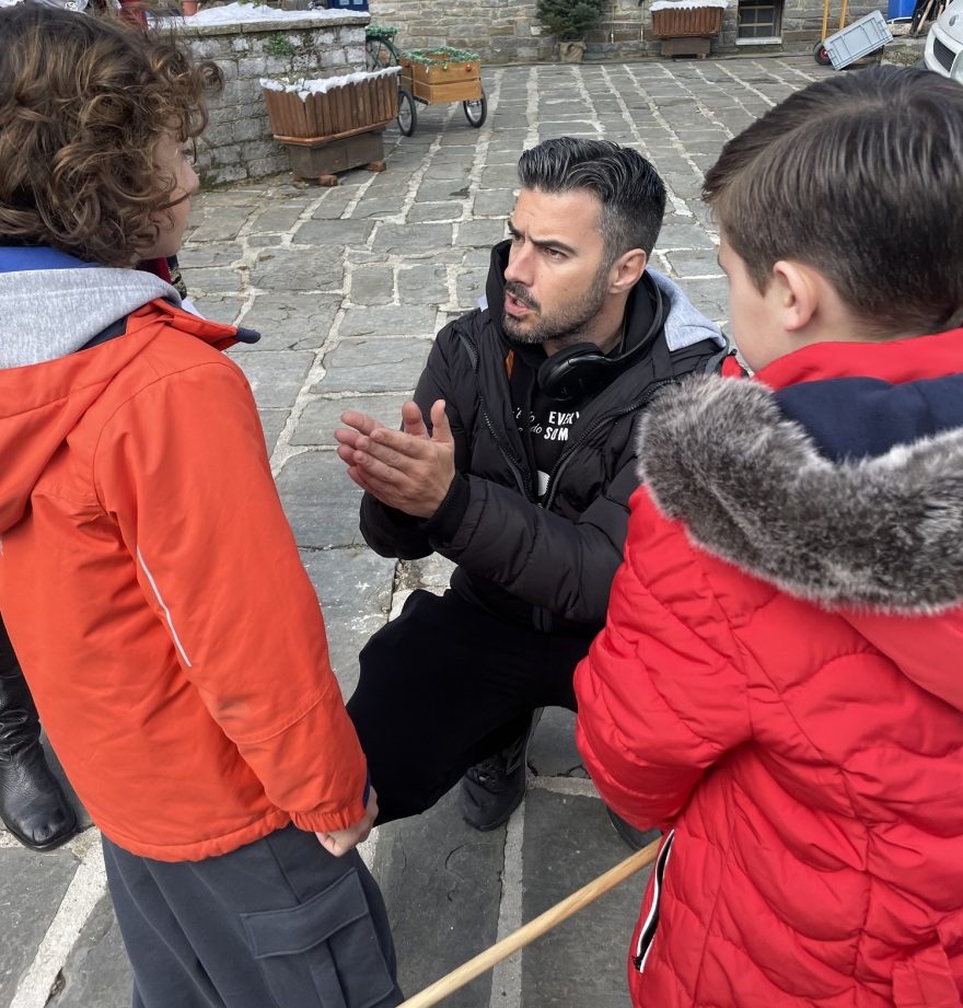 Ο Γιάννης Τσιμιτσέλης θα σκηνοθετήσει μια χριστουγεννιάτικη ρομαντική κωμωδία