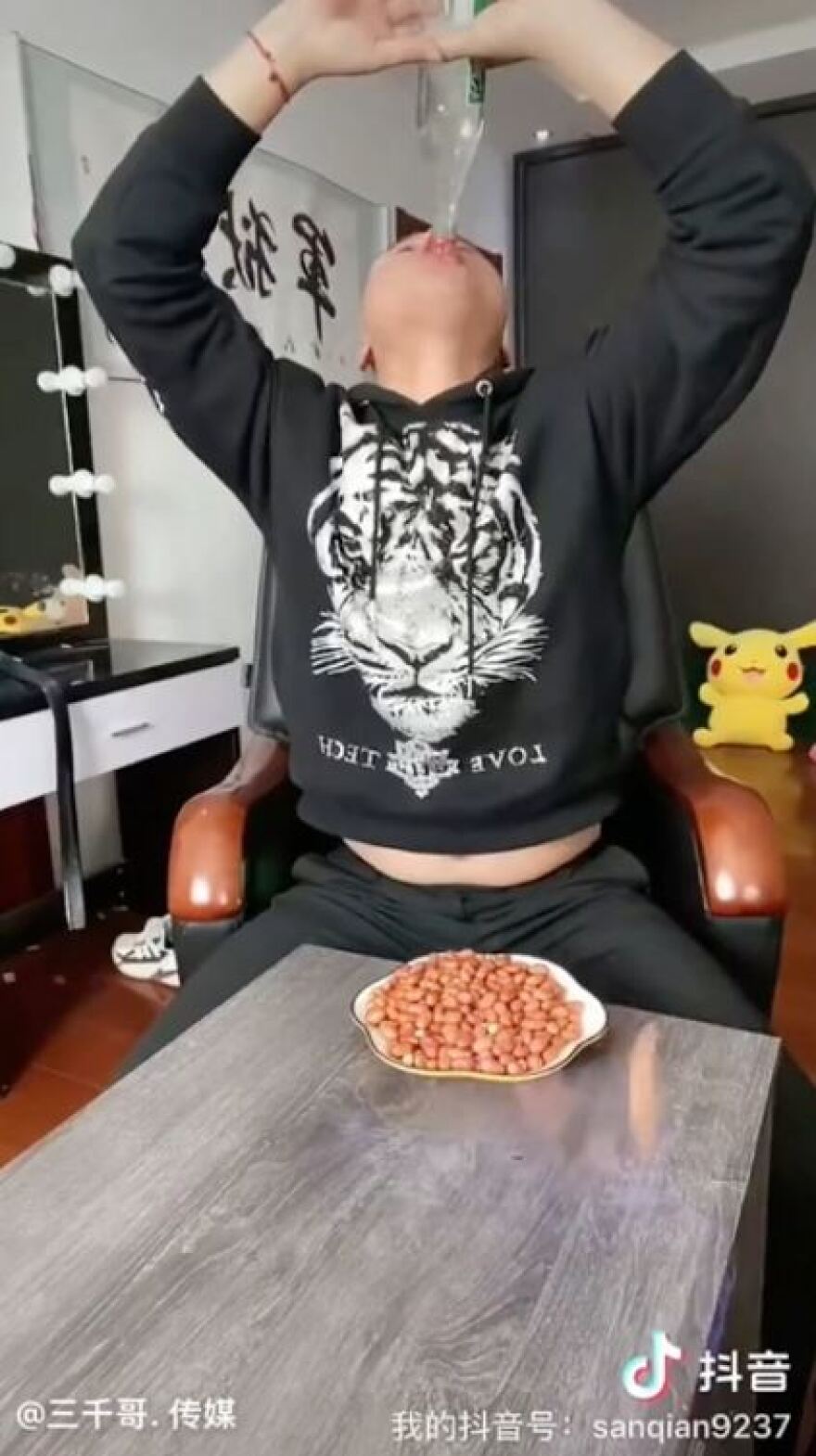 Κίνα:  Influencer πέθανε αφού ήπιε σε livestreaming επτά μπουκάλια με αλκοόλ σε διαδικτυακό challenge