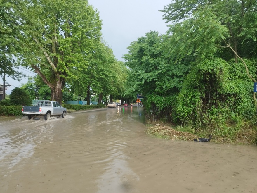 Ιωάννινα: Πλημμύρισαν οι δρόμοι έπειτα από ξαφνικό μπουρίνι - Δείτε βίντεο