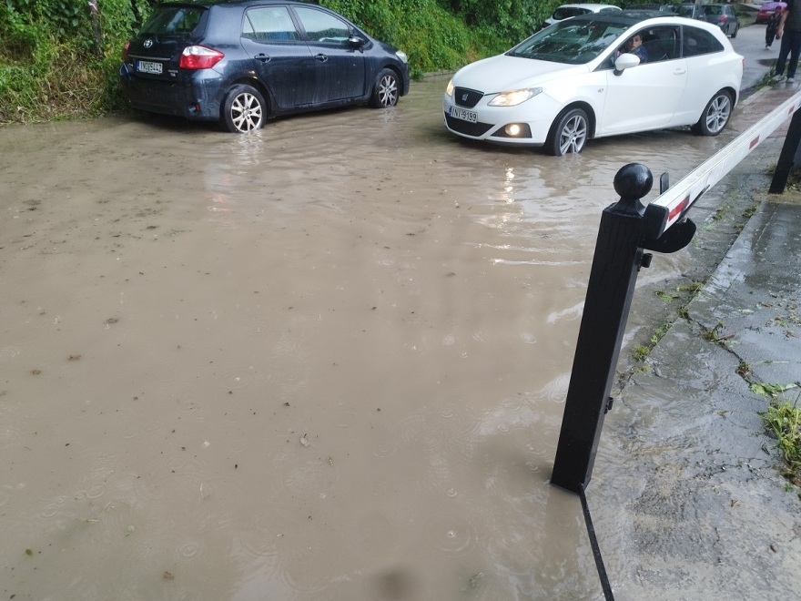 Ιωάννινα: Πλημμύρισαν οι δρόμοι έπειτα από ξαφνικό μπουρίνι - Δείτε βίντεο