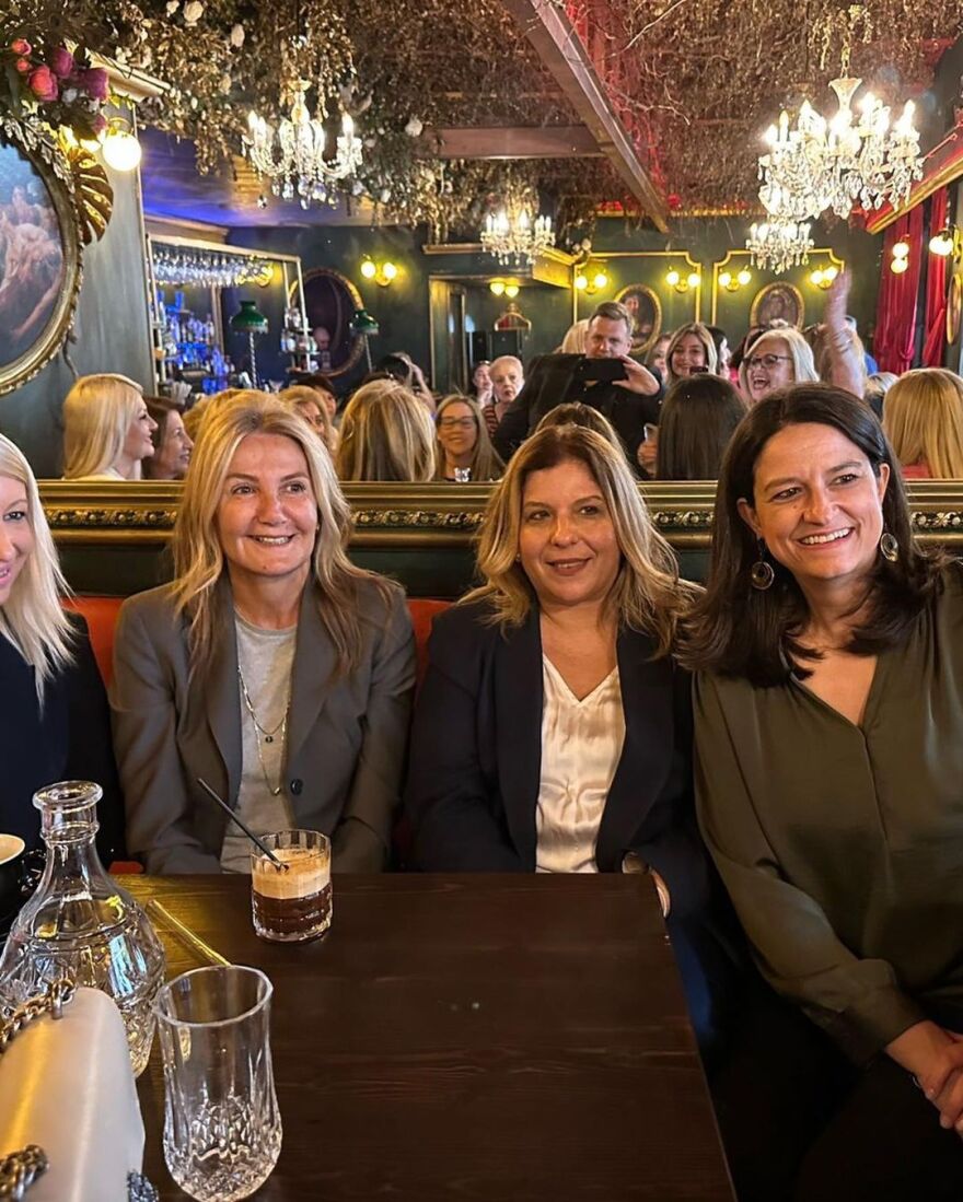 Ο καφές της Μαρέβας Γκραμπόφσκι με γυναίκες της ΝΔ πριν την ομιλία Μητσοτάκη στο Περιστέρι - Δείτε φωτογραφίες