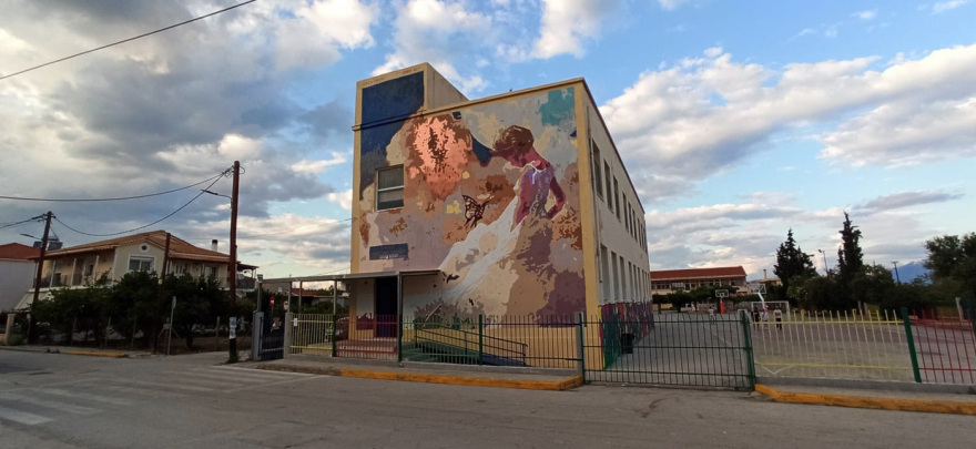 Ένα γκράφιτι στη μνήμη της Γαρυφαλλιάς που δολοφονήθηκε από τον σύντροφό της στη Φολέγανδρο