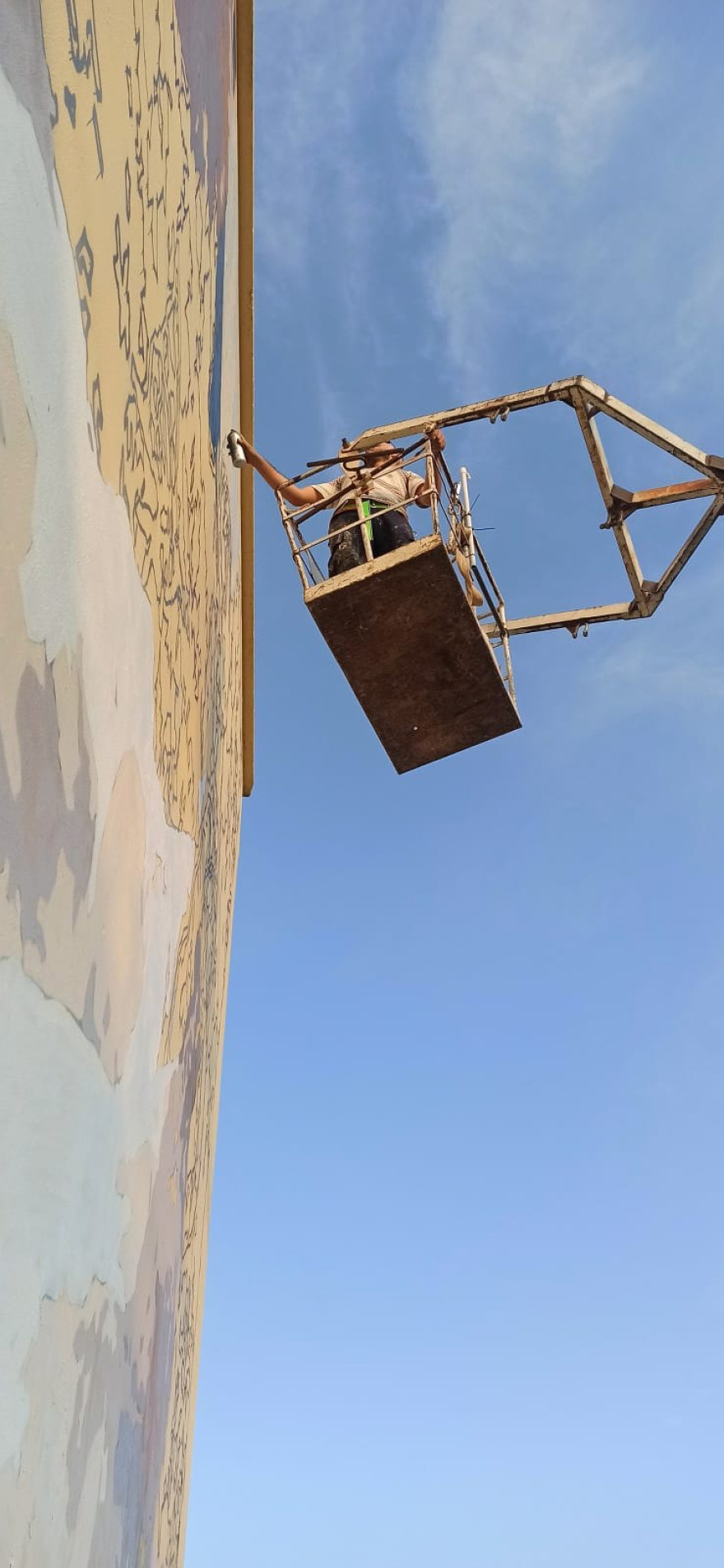 Ένα γκράφιτι στη μνήμη της Γαρυφαλλιάς που δολοφονήθηκε από τον σύντροφό της στη Φολέγανδρο