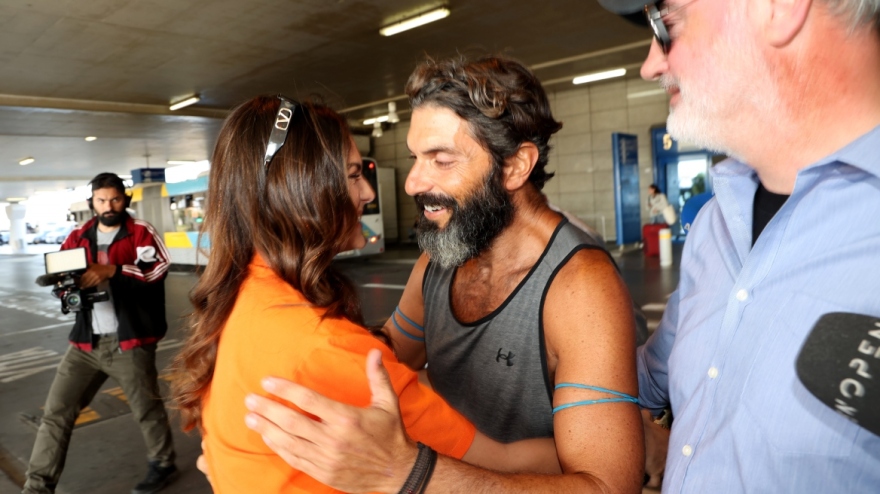 Μαρτίκας: Η στιγμή που συναντά την Ανδριώτου στο «Ελ. Βενιζέλος» - Δείτε φωτογραφίες και βίντεο