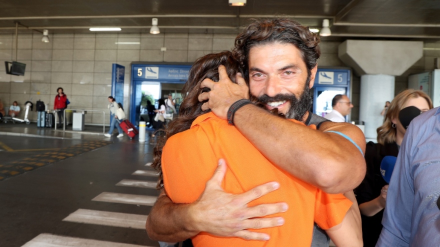 Μαρτίκας: Η στιγμή που συναντά την Ανδριώτου στο «Ελ. Βενιζέλος» - Δείτε φωτογραφίες και βίντεο