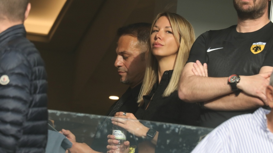 Ντέμης Νικολαΐδης: Ποζάρει για πρώτη φορά αγκαλιά με τη σύντροφο και την κόρη του