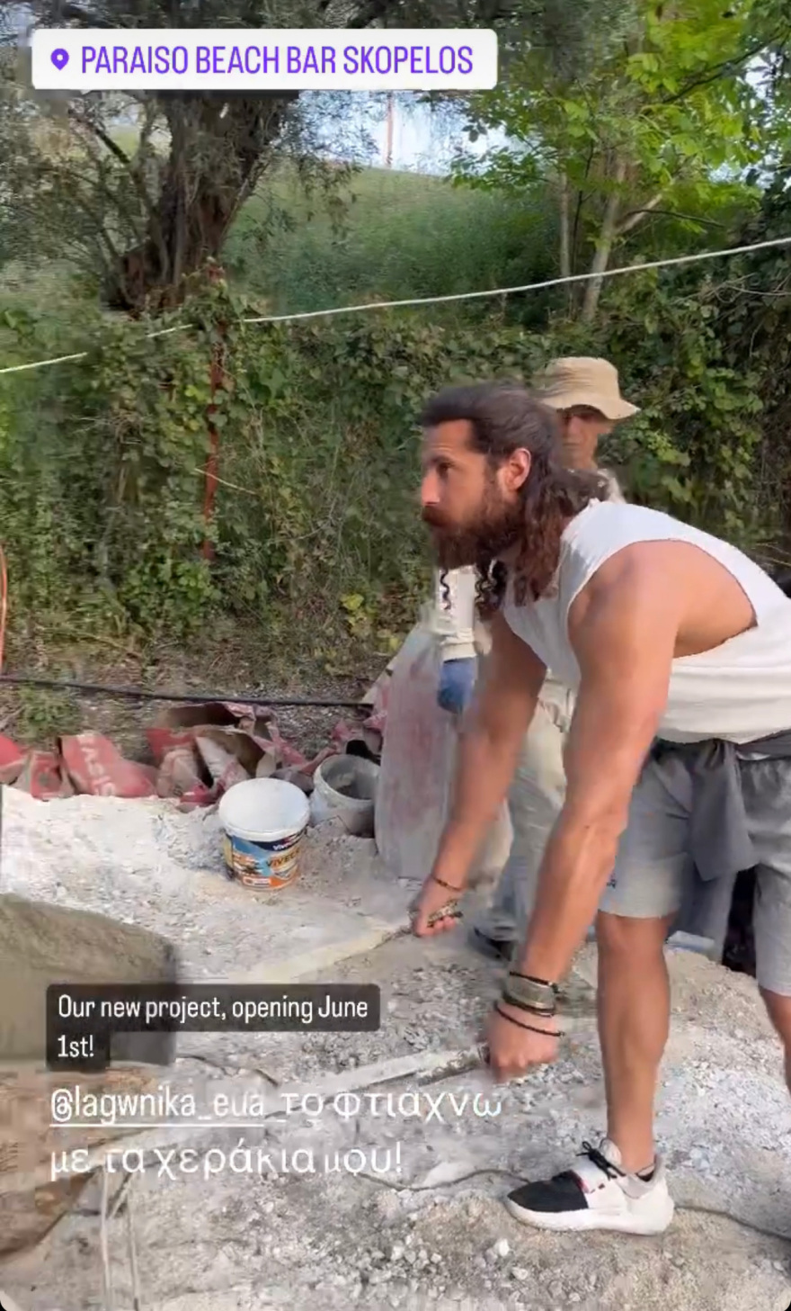 Νάσος Παπαργυρόπουλος: Βοηθάει στην κατασκευή beach bar στη Σκόπελο - Δείτε φωτογραφίες