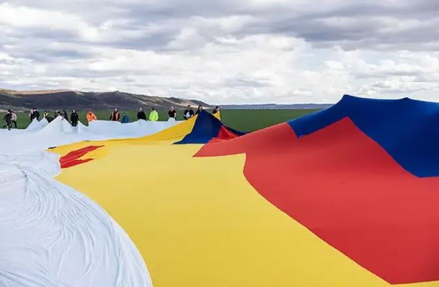 Ρουμανία: Έφτιαξαν το μεγαλύτερο T-shirt στον κόσμο - Δείτε φωτογραφίες