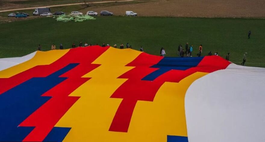 Ρουμανία: Έφτιαξαν το μεγαλύτερο T-shirt στον κόσμο - Δείτε φωτογραφίες
