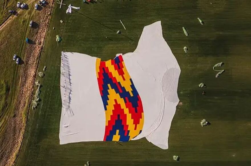 Ρουμανία: Έφτιαξαν το μεγαλύτερο T-shirt στον κόσμο - Δείτε φωτογραφίες