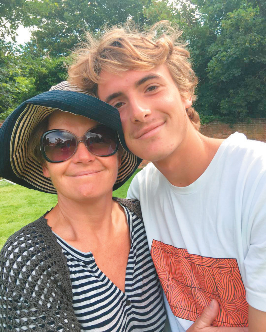 Γιατί έχει τόσα  νεύρα η οικογένεια Τσιτσιπά