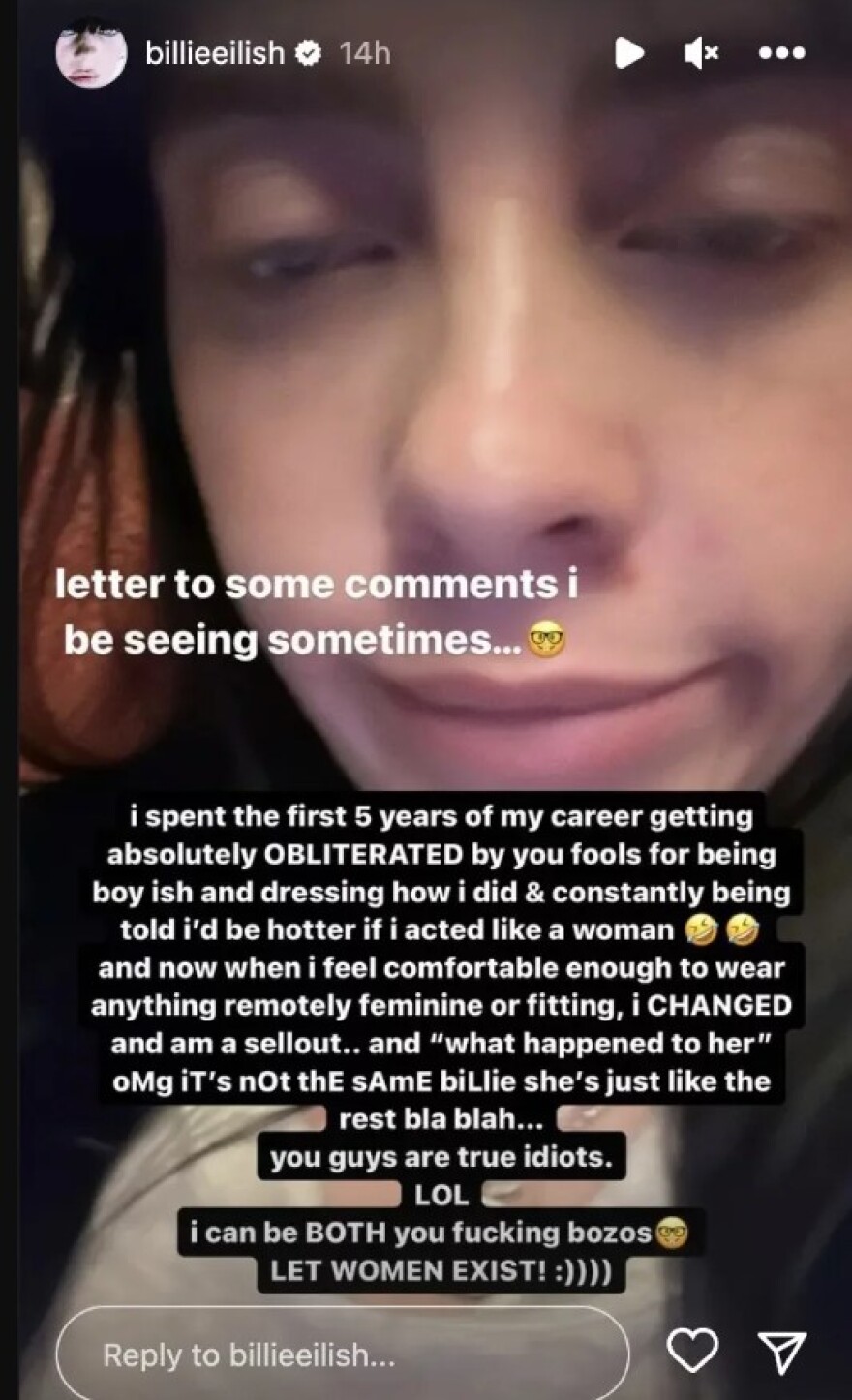 Billie Eilish: «Φτάνει πια ανόητοι, δεν είμαι ξεπουλημένη επειδή αποφάσισα να ντύνομαι πιο θηλυκά»