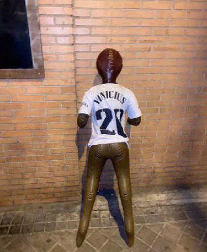 Ισπανία: Η αστυνομία της Μαδρίτης έφτασε στα ίχνη ρατσιστών που «κρέμασαν» τον Βινίσιους από μια κούκλα του σεξ