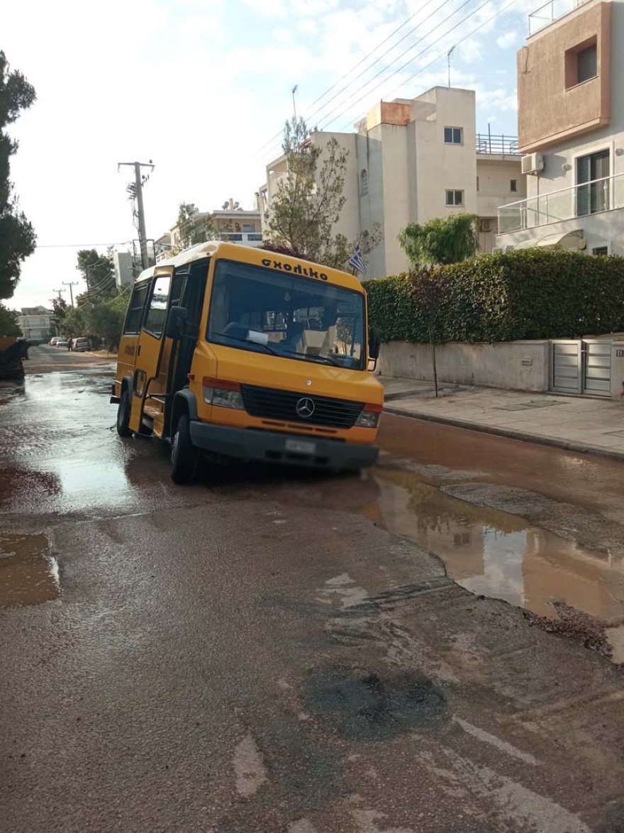 Πόρτο Ράφτη: Σχολικό λεωφορείο έπεσε σε λακκούβα και… ακινητοποιήθηκε