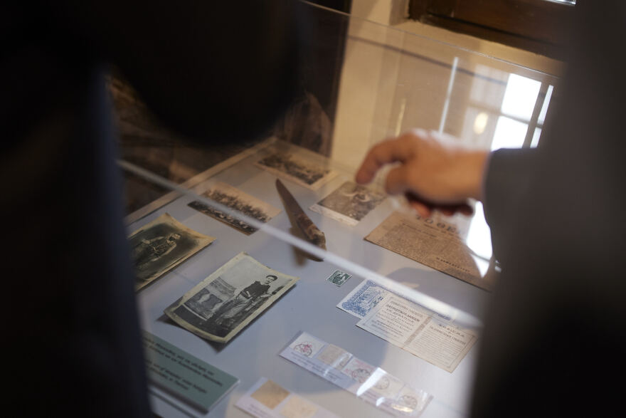 Η μαντινάδα του Μητσοτάκη στο Θέρισο: «Σε τόπο επανάστασης ήρθα να προσκυνήσω» - Δείτε βίντεο