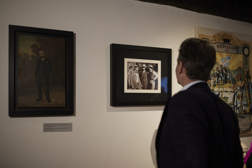 Η μαντινάδα του Μητσοτάκη στο Θέρισο: «Σε τόπο επανάστασης ήρθα να προσκυνήσω» - Δείτε βίντεο