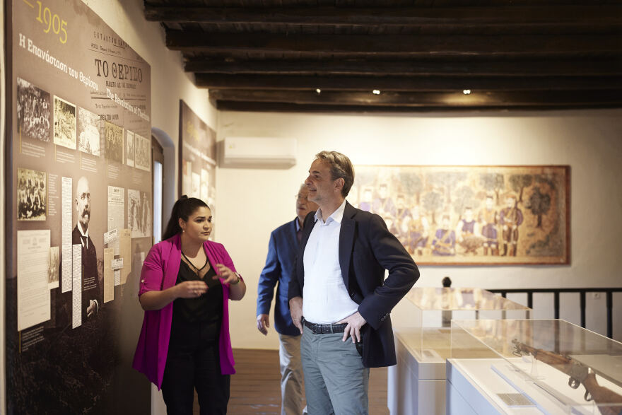 Η μαντινάδα του Μητσοτάκη στο Θέρισο: «Σε τόπο επανάστασης ήρθα να προσκυνήσω» - Δείτε βίντεο