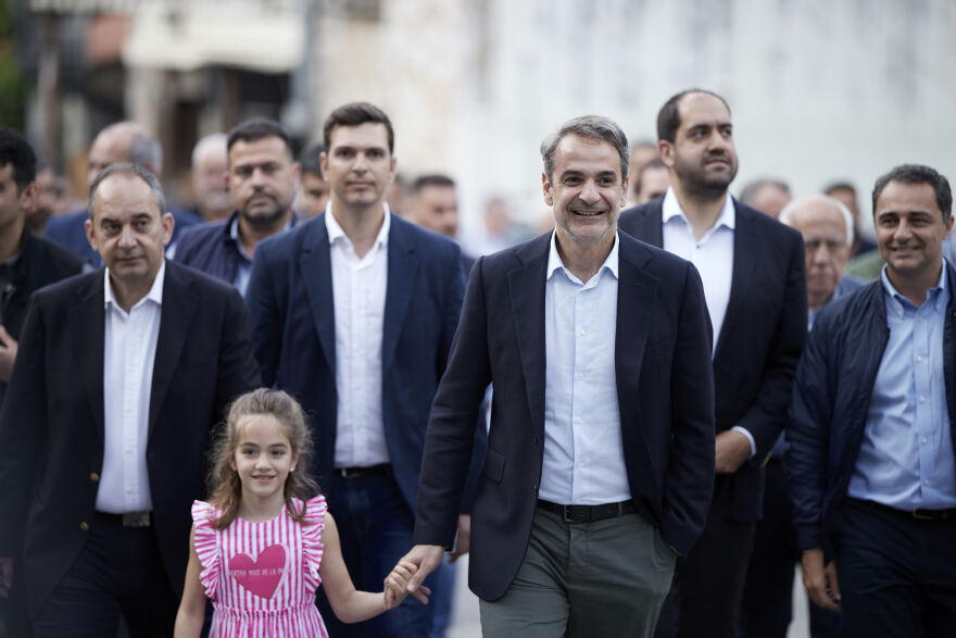 Η μαντινάδα του Μητσοτάκη στο Θέρισο: «Σε τόπο επανάστασης ήρθα να προσκυνήσω» - Δείτε βίντεο