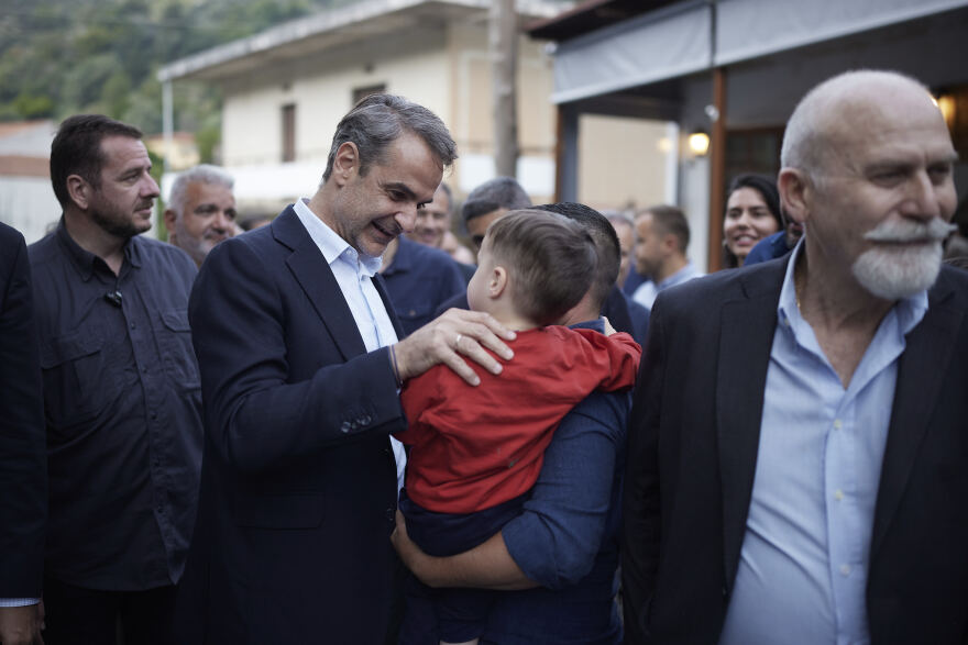 Η μαντινάδα του Μητσοτάκη στο Θέρισο: «Σε τόπο επανάστασης ήρθα να προσκυνήσω» - Δείτε βίντεο