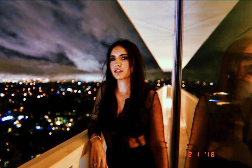 Ποια είναι η 29χρονη Νουρ Αλφαλάχ που είναι έγκυος στο παιδί του Αλ Πατσίνο