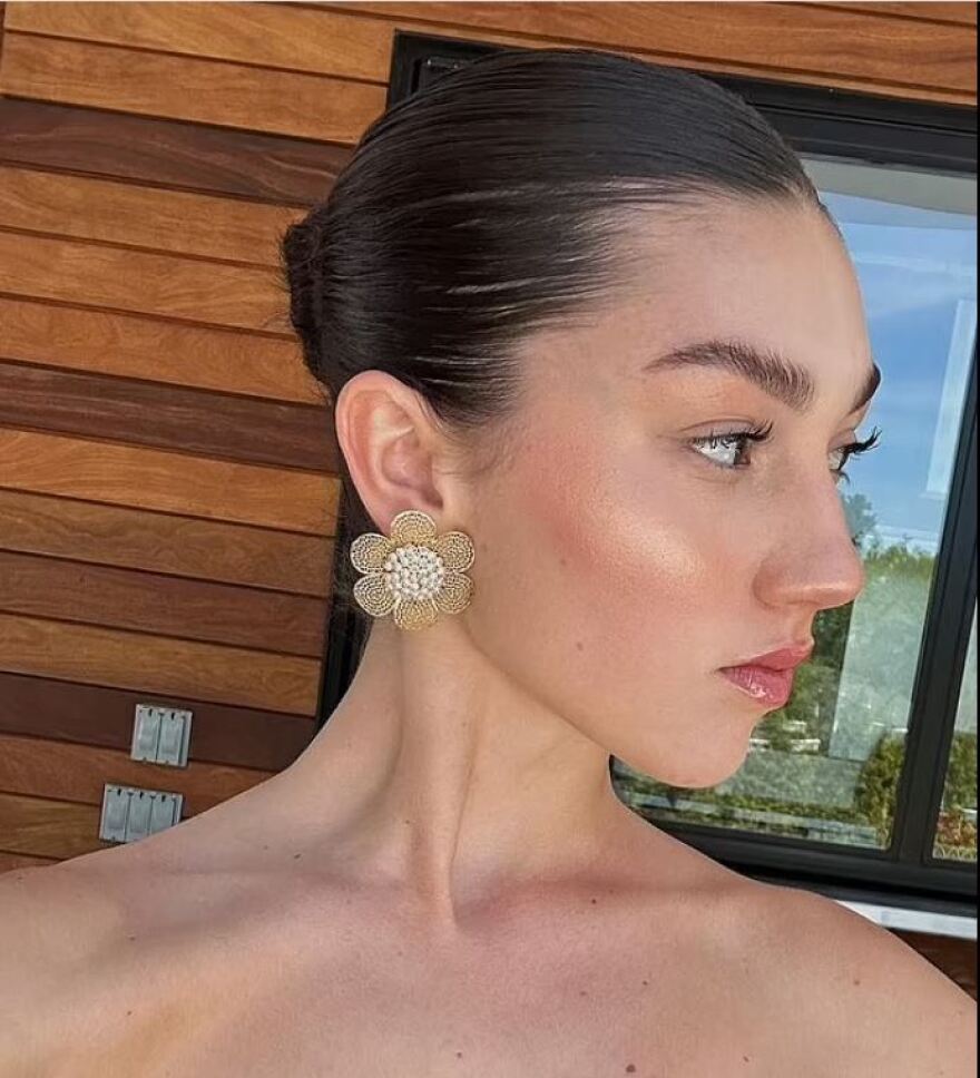 Βίντεο: Influencer αποκάλυψε πώς απέκτησε σμιλευμένο σαγόνι χωρίς αισθητική επέμβαση