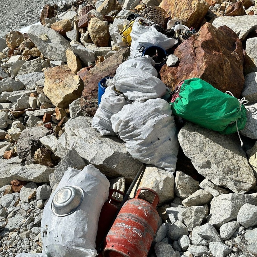 Βίντεο από Ιμαλάια: Οι ορειβάτες αφήνουν πίσω τους μια τεράστια χωματερή 