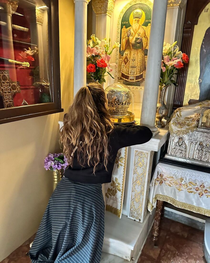 Μαρία Μενούνος: Γονάτισε μπροστά στον τάφο του Αγίου Νεκταρίου στην Αίγινα - «Τον άκουσα» περιγράφει