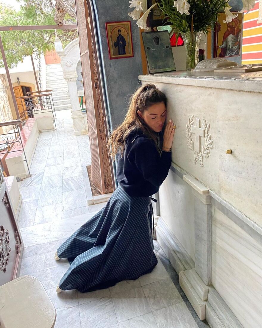 Μαρία Μενούνος: Γονάτισε μπροστά στον τάφο του Αγίου Νεκταρίου στην Αίγινα - «Τον άκουσα» περιγράφει