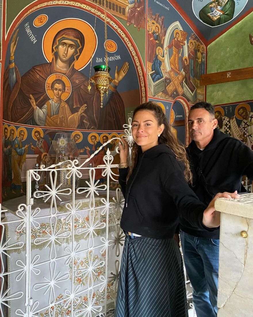 Μαρία Μενούνος: Γονάτισε μπροστά στον τάφο του Αγίου Νεκταρίου στην Αίγινα - «Τον άκουσα» περιγράφει