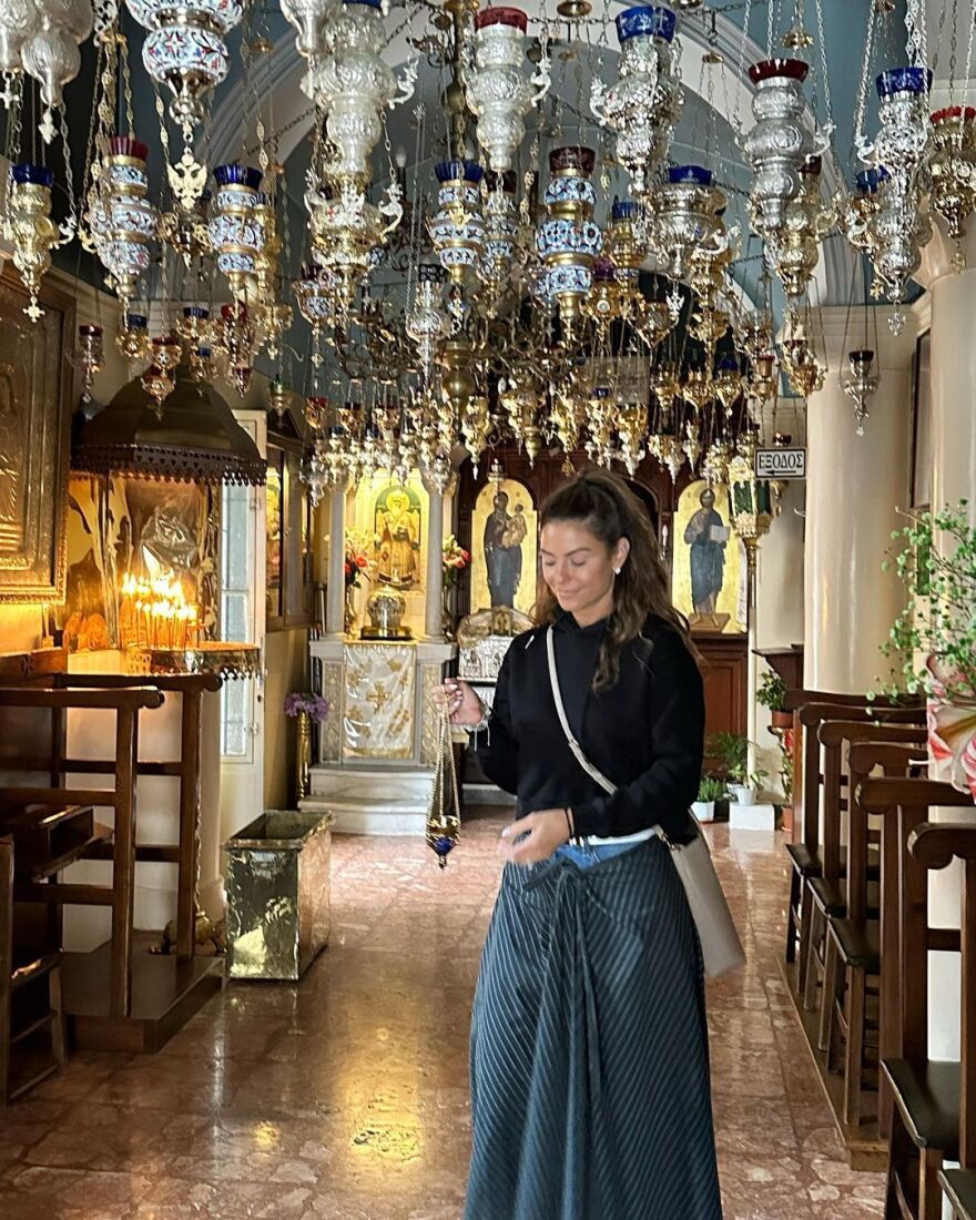 Μαρία Μενούνος: Γονάτισε μπροστά στον τάφο του Αγίου Νεκταρίου στην Αίγινα - «Τον άκουσα» περιγράφει