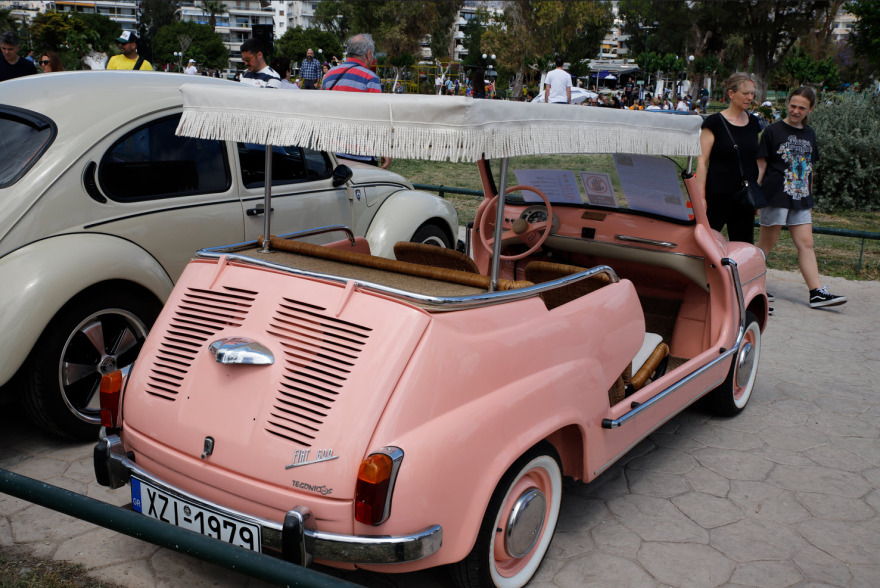 Εντυπωσίασαν διαχρονικά αυτοκίνητα στο Alimos Classic Car Sunday - Δείτε βίντεο και φωτογραφίες