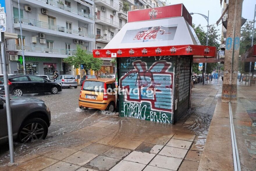 Θεσσαλονίκη: «Ποτάμια» οι δρόμοι μετά την καταιγίδα - Χαλάζι έριξε στη Σίνδο (βίντεο και φωτογραφίες)