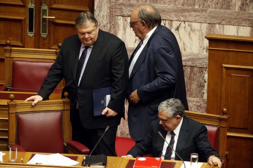 Ο πολιτικός κόσμος αποχαιρετά τον Θεόδωρο Πάγκαλο