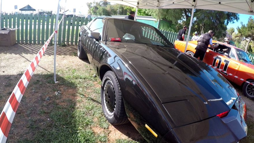 Εντυπωσίασαν διαχρονικά αυτοκίνητα στο Alimos Classic Car Sunday - Δείτε βίντεο και φωτογραφίες