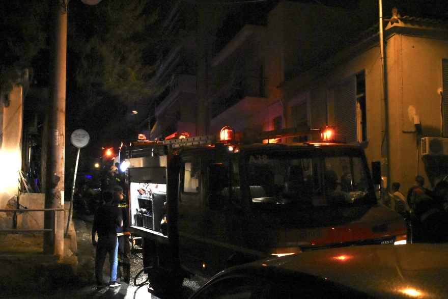 Φωτιά σε μονοκατοικία στον Βύρωνα - Επί ποδός η Πυροσβεστική