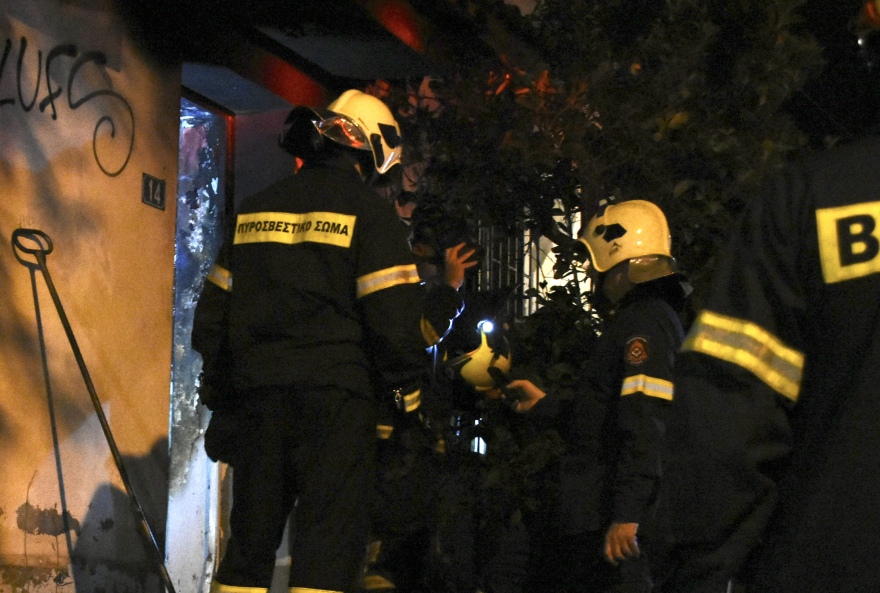 Φωτιά σε μονοκατοικία στον Βύρωνα - Επί ποδός η Πυροσβεστική